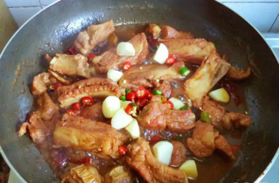 Công thức nấu sườn sốt tỏi cay ngon nhất