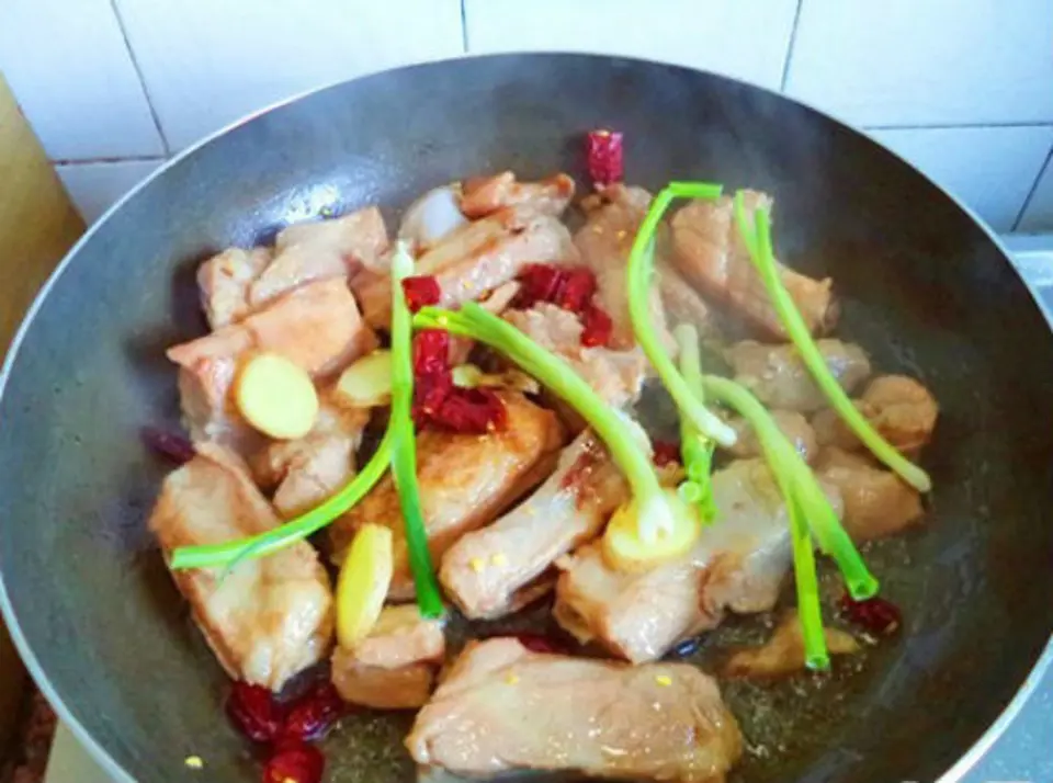 Công thức nấu sườn sốt tỏi cay ngon nhất