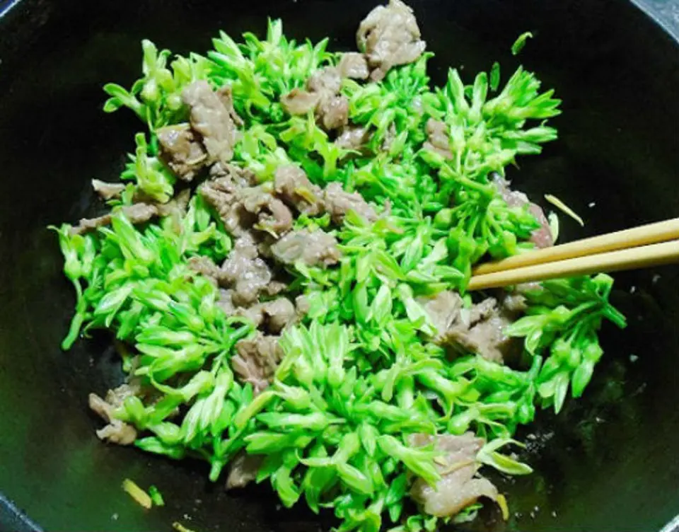 Cùng nấu bữa cơm đơn giản với món thiên lý xào thịt bò