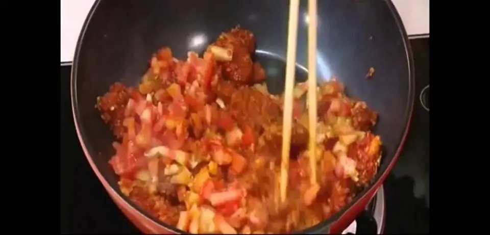 Hướng dẫn cách nấu lẩu bò sa tế cay nồng thơm ngon