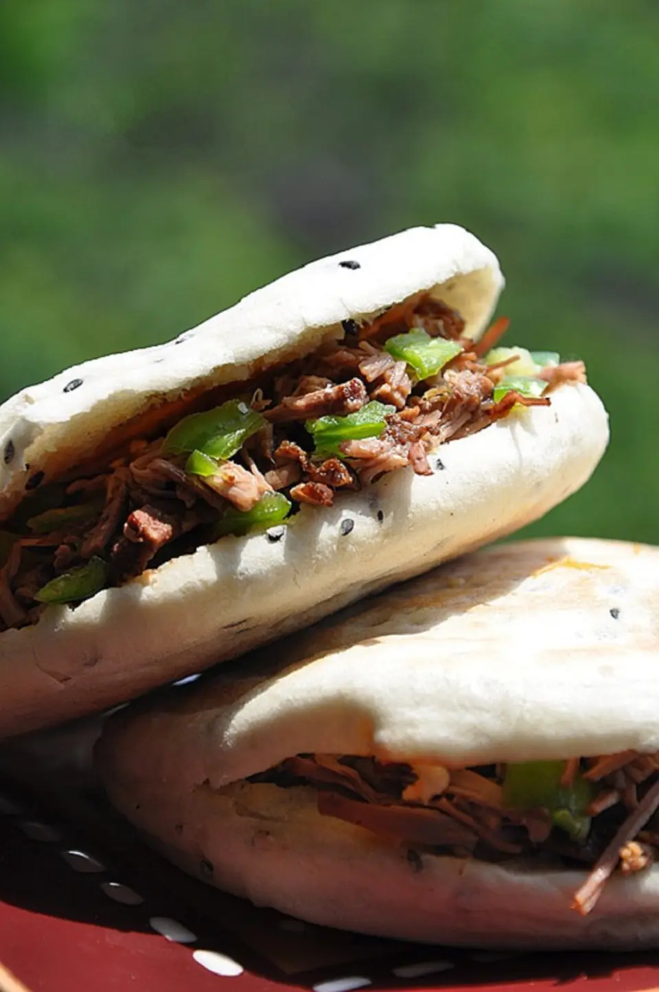 Làm burger bò thơm ngon mà không cần lò nướng
