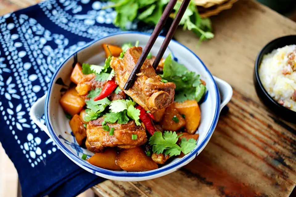 Ngon cơm với món sườn heo om khoai tây
