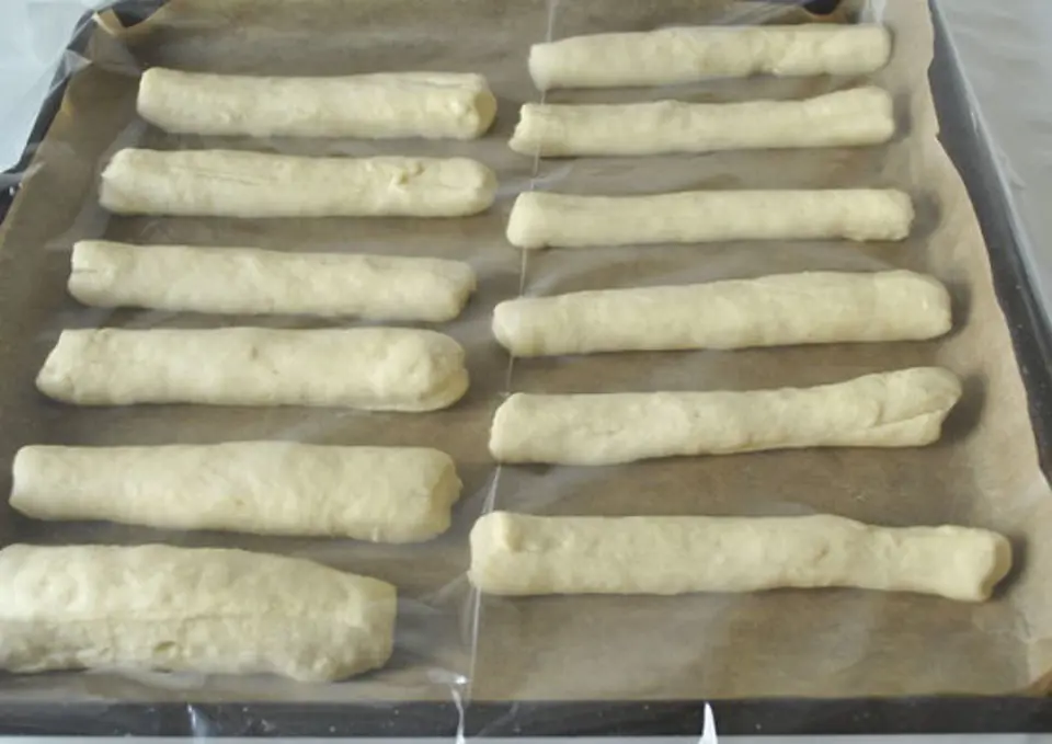 Cách làm bánh mì que giòn thơm ngộ nghĩnh