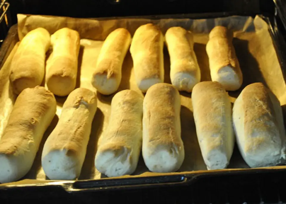 Cách làm bánh mì que giòn thơm ngộ nghĩnh