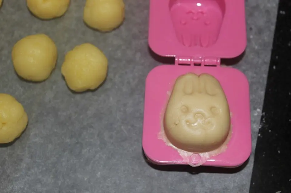 Cách làm bánh Trung thu hình ngộ nghĩnh cho bé yêu