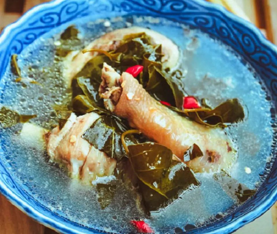 Cách làm canh gà lá giang thơm ngon