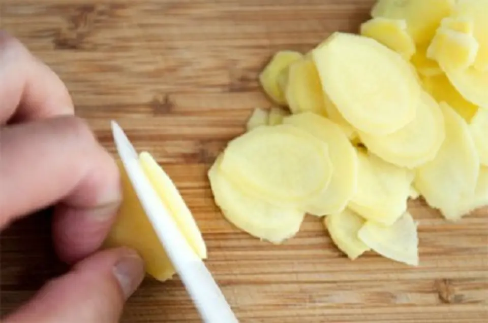 Cách làm cánh gà om củ cải đơn giản mà thơm ngon