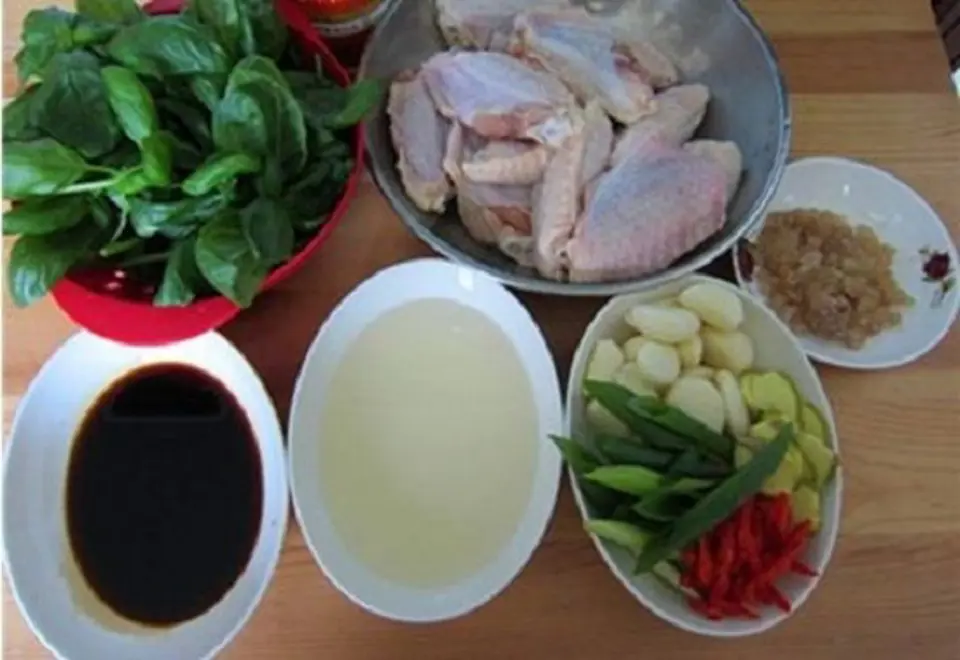 Cách làm cánh gà om húng quế cay nồng giải cảm