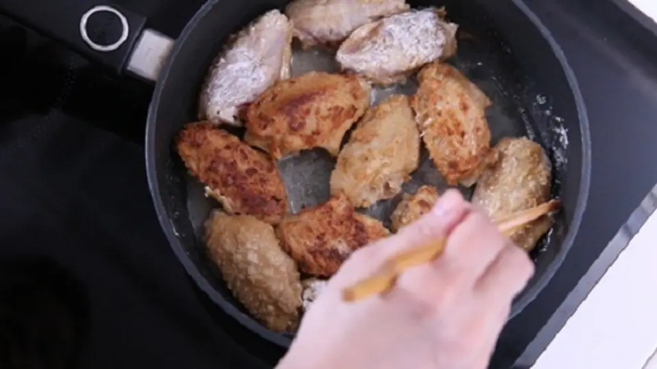 Cách làm cánh gà sốt cay thơm ngon độc đáo