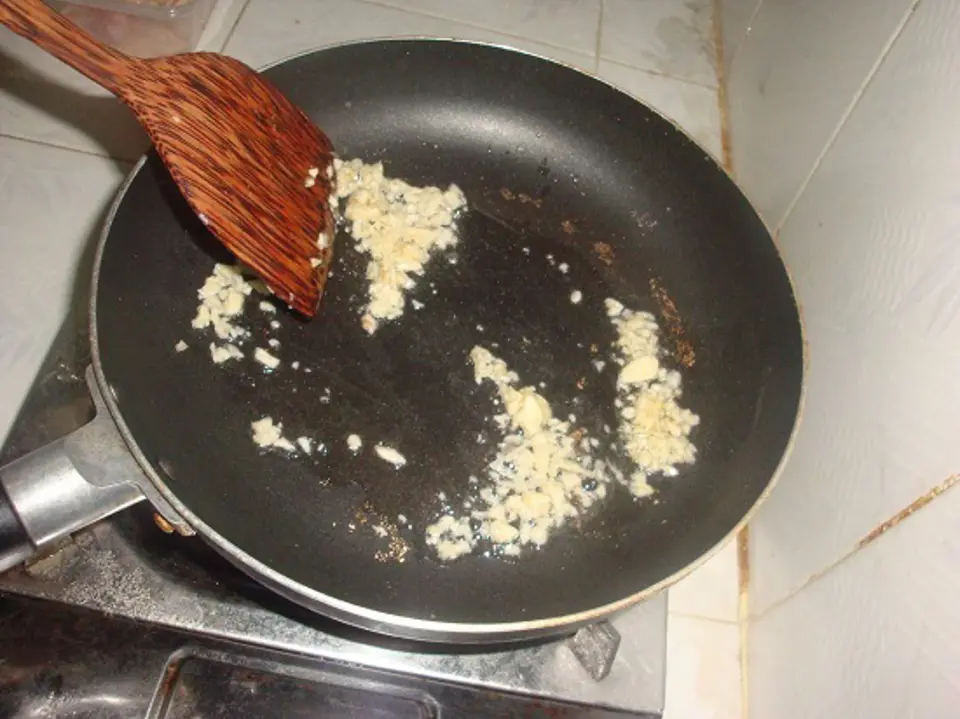 Cách làm cánh gà xào húng quế kiểu Thái