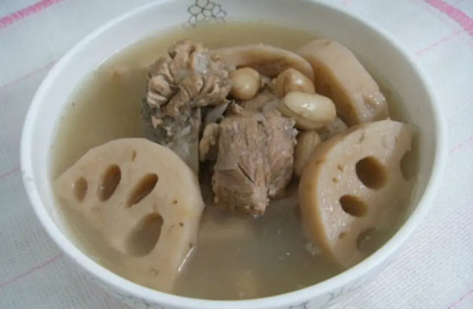 Cách làm canh xương hầm củ sen với lạc
