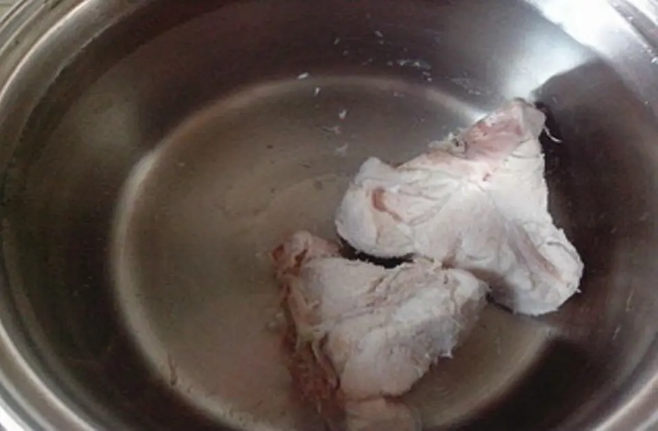 Cách làm canh xương hầm củ sen với lạc