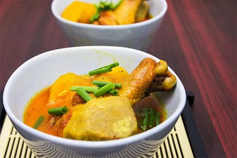 Cách làm cơm cà ri gà bằng nồi cơm điện