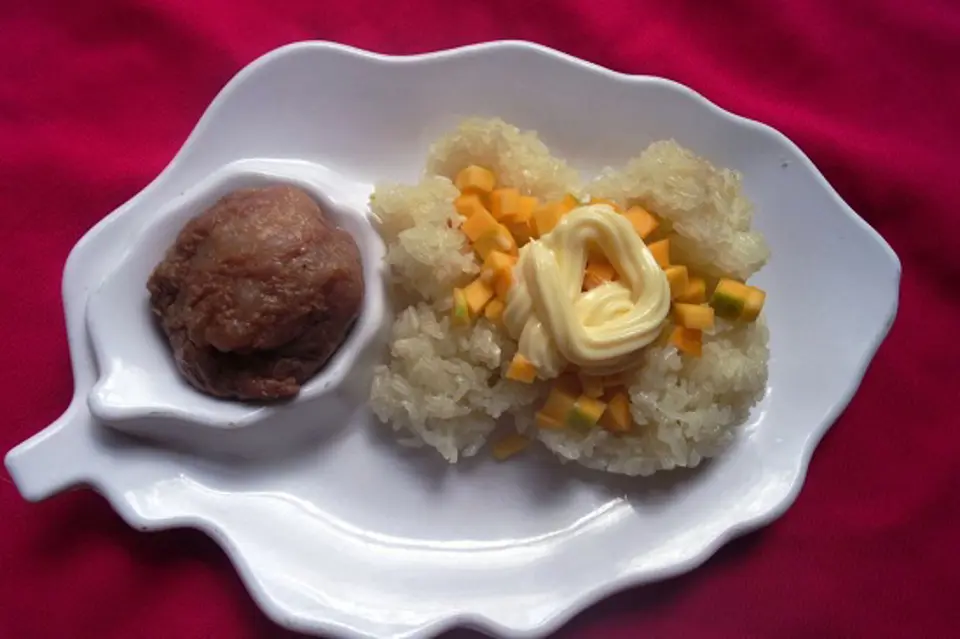 Cách làm gà cuộn xôi xoài sốt dừa đơn giản