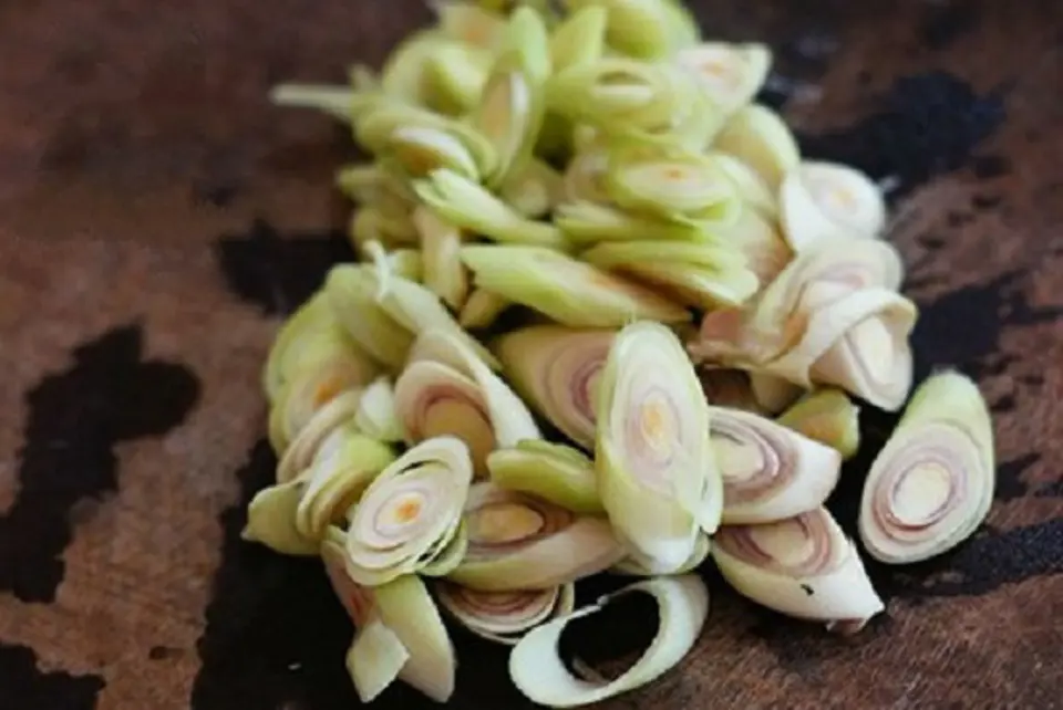 Cách làm lưỡi heo xào riềng sả đơn giản mà thơm ngon