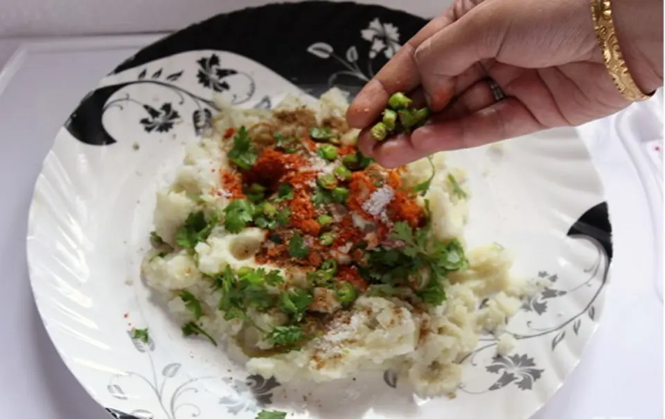 Cách làm món bánh mì cay bọc khoai tây chiên giòn