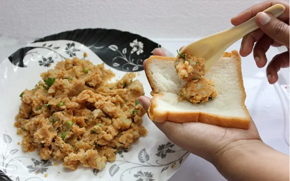 Cách làm món bánh mì cay bọc khoai tây chiên giòn