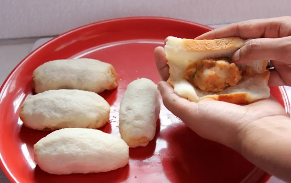 Cách làm món bánh mì cay bọc khoai tây chiên giòn