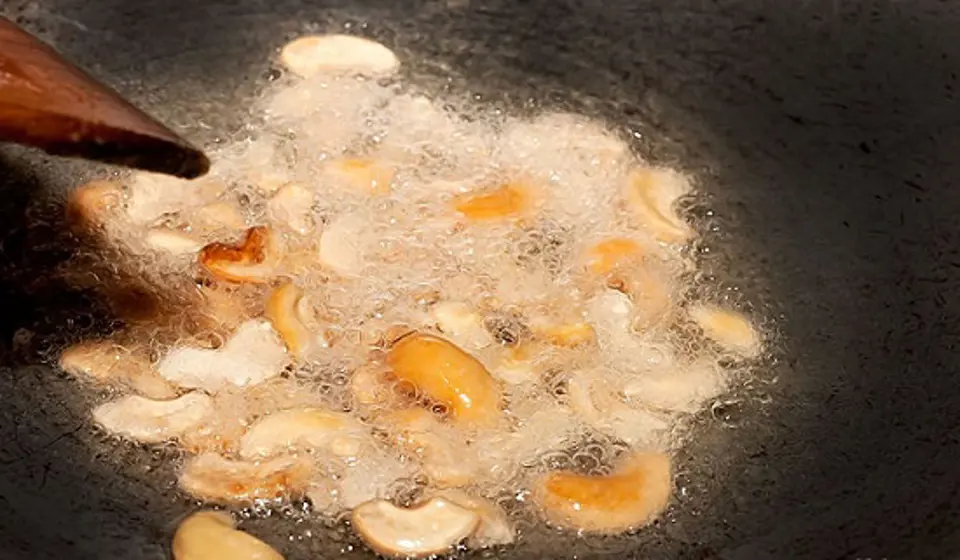 Cách làm món gà rang hạt điều kiểu Trung Quốc