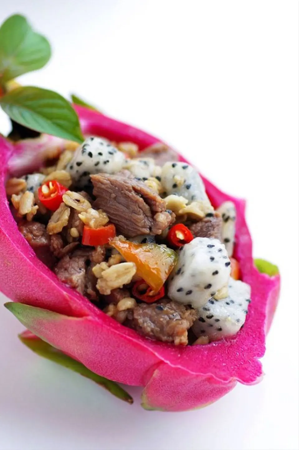 Cách làm món thịt bò xào thanh long lạ miệng