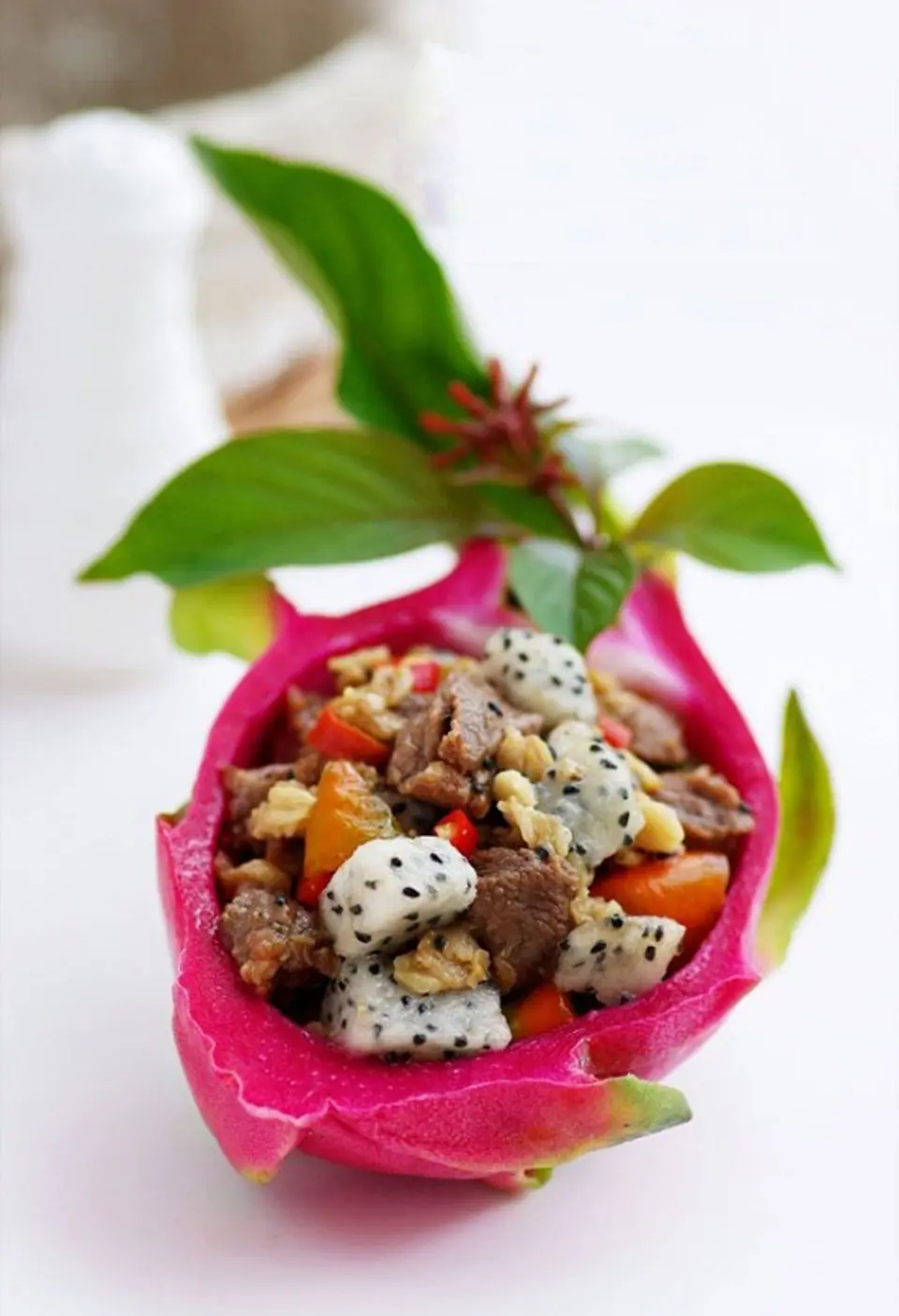 Cách làm món thịt bò xào thanh long lạ miệng