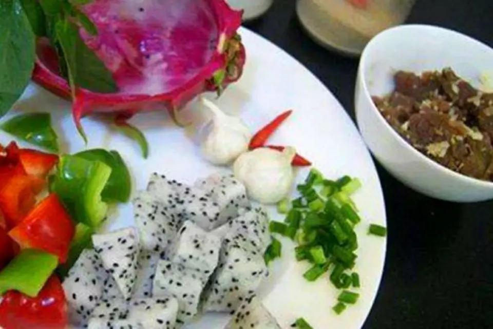 Cách làm món thịt bò xào thanh long lạ miệng