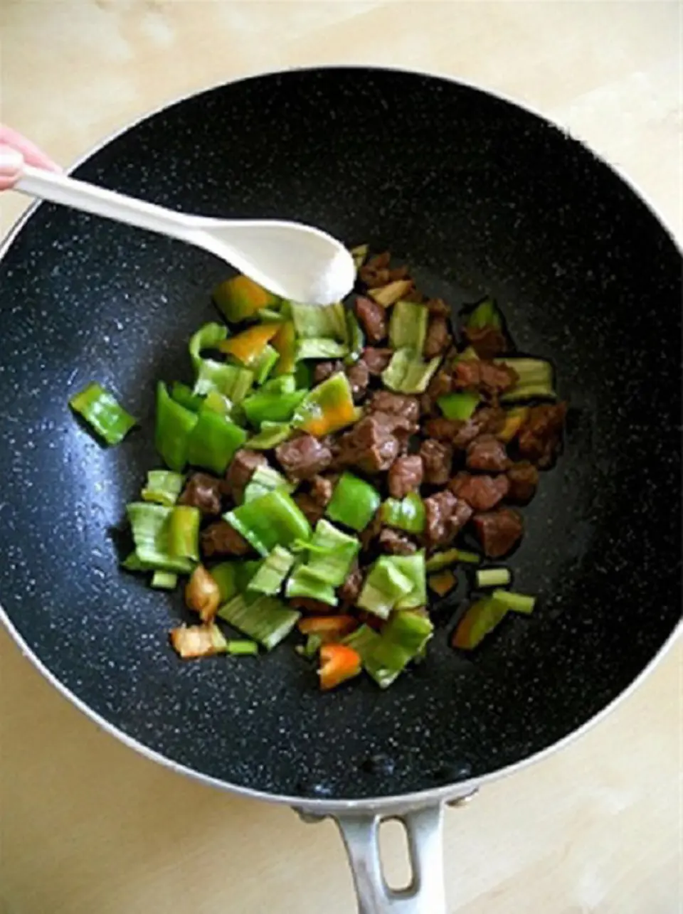 Cách làm món thịt bò xào thanh long lạ miệng