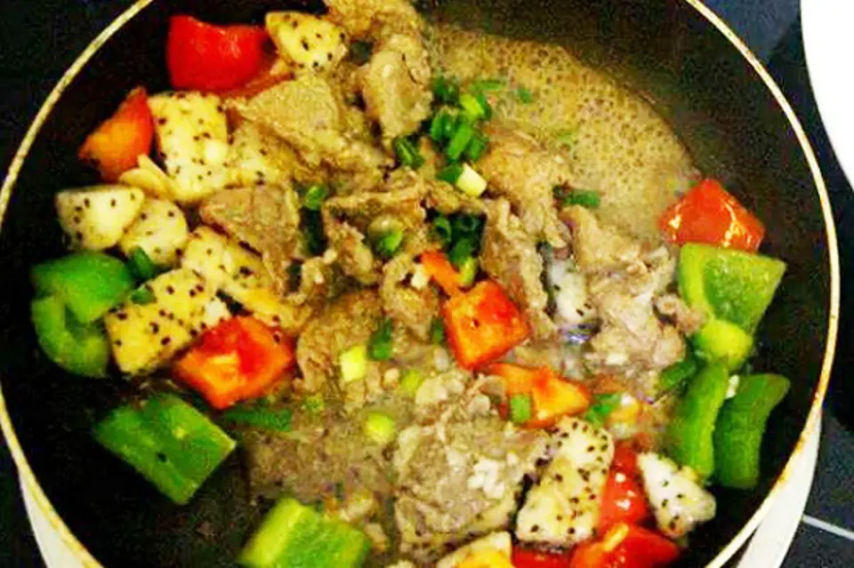 Cách làm món thịt bò xào thanh long lạ miệng