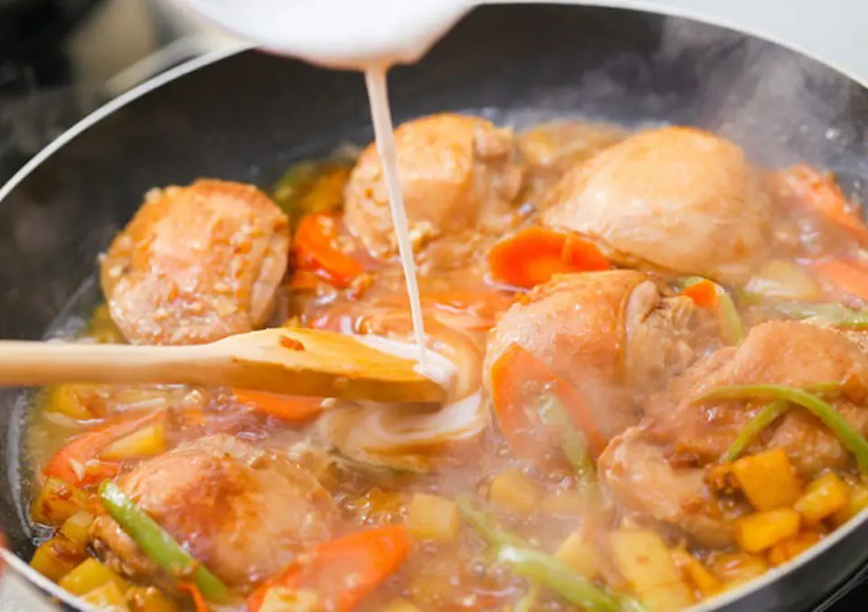 Cách làm món thịt gà hầm rau củ của Philippin