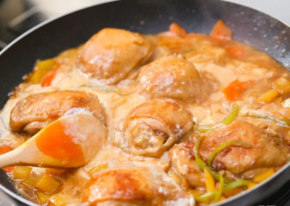 Cách làm món thịt gà hầm rau củ của Philippin