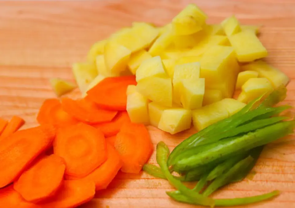 Cách làm món thịt gà hầm rau củ của Philippin