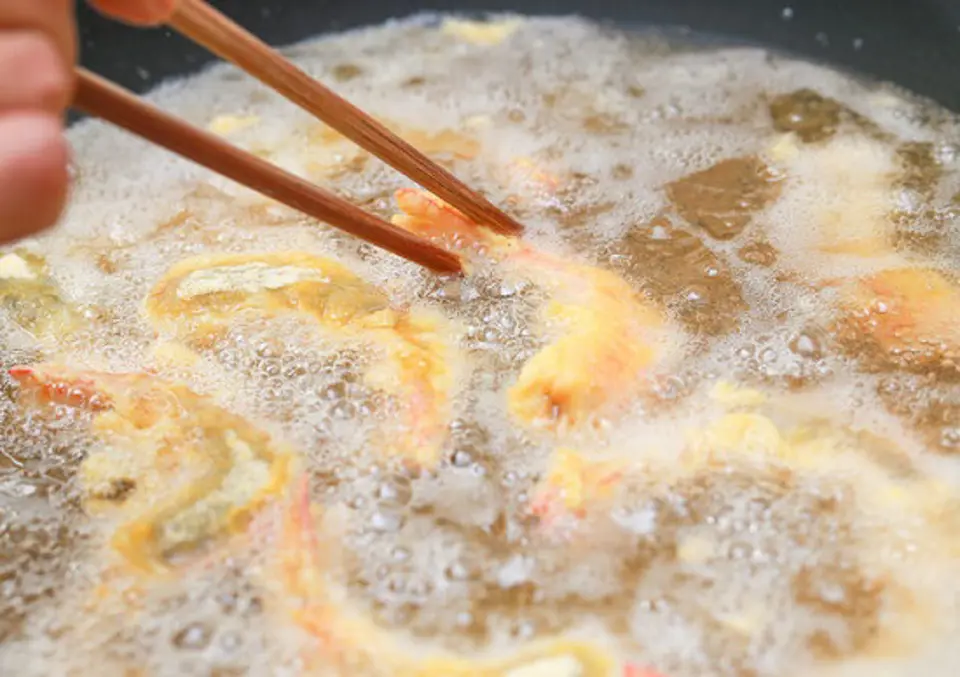 Cách làm món tôm rang bánh ngũ cốc hương vị độc đáo