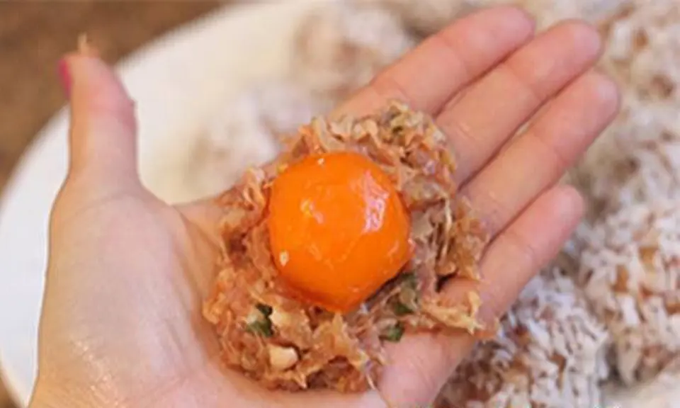 Cách làm thịt viên bọc trứng muối ăn chơi ngày cuối tuần