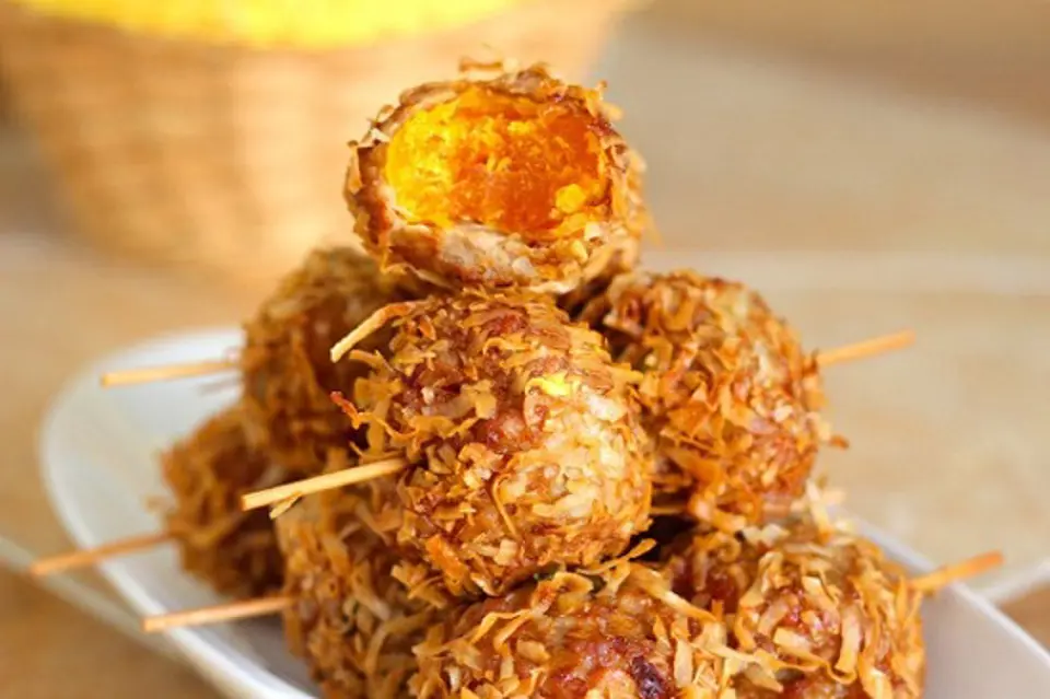 Cách làm thịt viên bọc trứng muối ăn chơi ngày cuối tuần