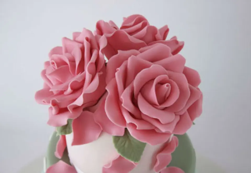Trang trí bánh kem bằng hoa hồng làm từ fondant Trang trí bánh kem bằng hoa hồng làm từ fondant