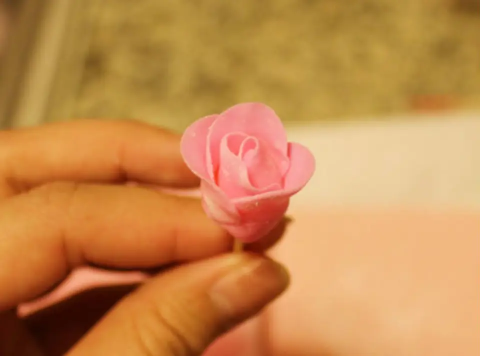 Trang trí bánh kem bằng hoa hồng làm từ fondant Trang trí bánh kem bằng hoa hồng làm từ fondant