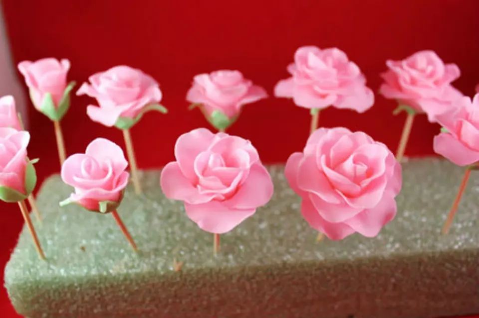 Trang trí bánh kem bằng hoa hồng làm từ fondant Trang trí bánh kem bằng hoa hồng làm từ fondant