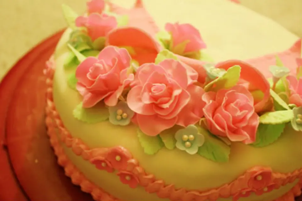 Trang trí bánh kem bằng hoa hồng làm từ fondant Trang trí bánh kem bằng hoa hồng làm từ fondant