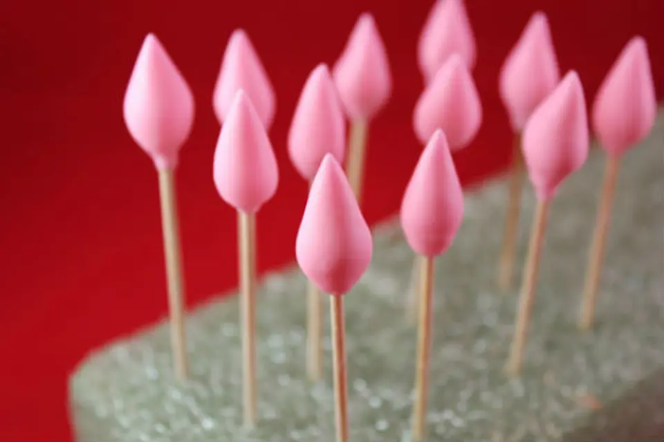 Trang trí bánh kem bằng hoa hồng làm từ fondant Trang trí bánh kem bằng hoa hồng làm từ fondant