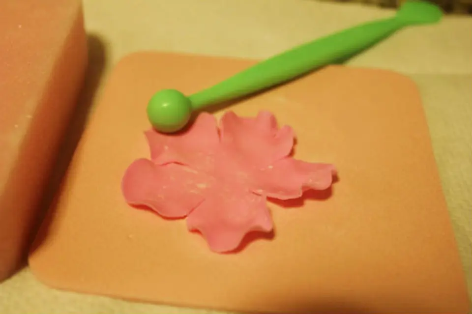 Trang trí bánh kem bằng hoa hồng làm từ fondant Trang trí bánh kem bằng hoa hồng làm từ fondant