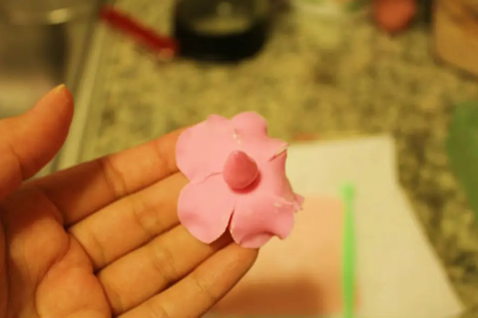 Trang trí bánh kem bằng hoa hồng làm từ fondant Trang trí bánh kem bằng hoa hồng làm từ fondant