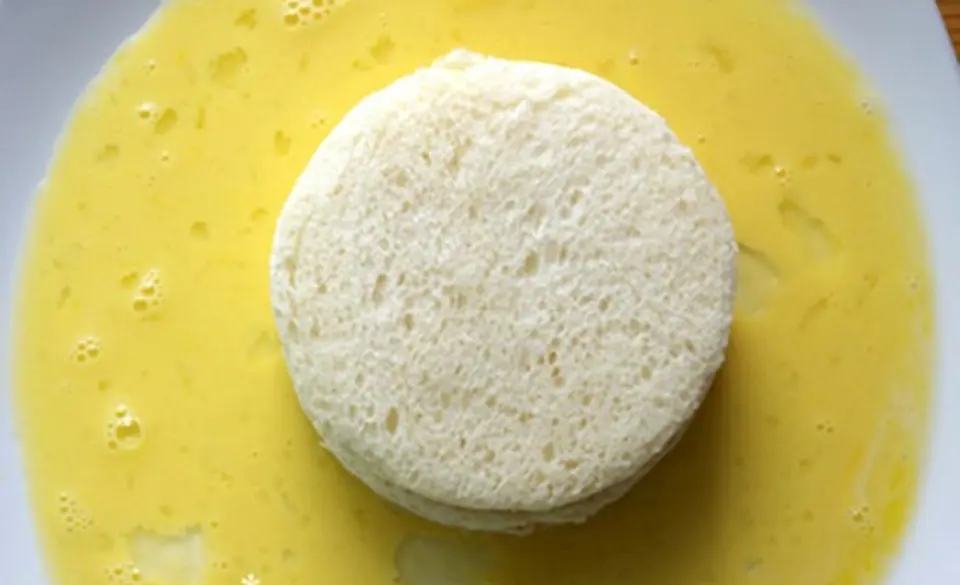 Cách làm bánh mì chiên trứng sốt phô mai béo ngậy