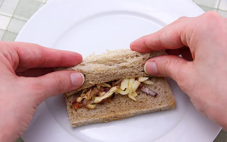 Cách làm bánh mì xì gà thơm ngon độc đáo