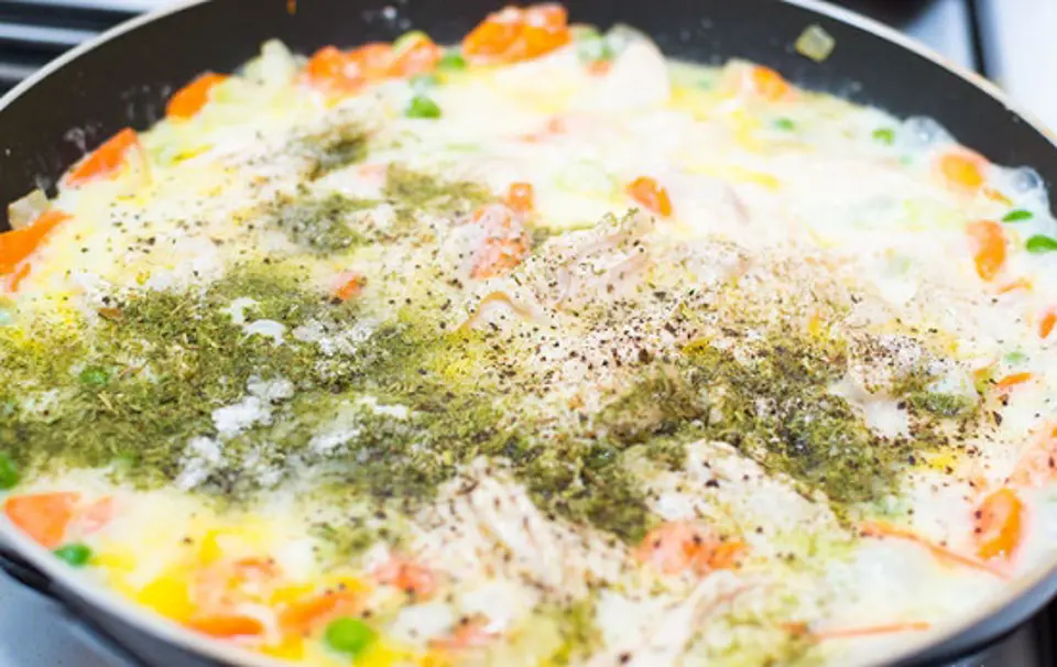 Cách làm bánh nồi gà rau củ