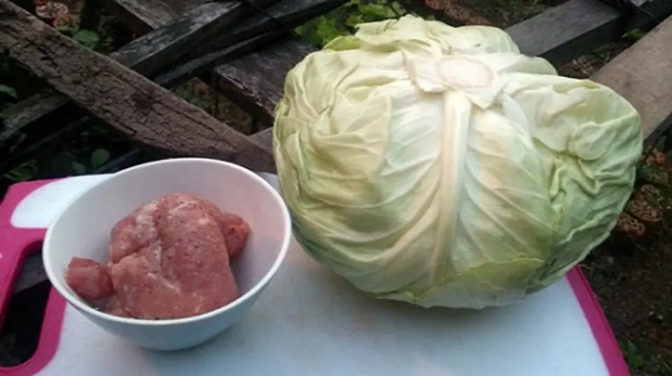 Cách làm bắp cải cuộn thịt sốt cà chua ngày cuối tuần