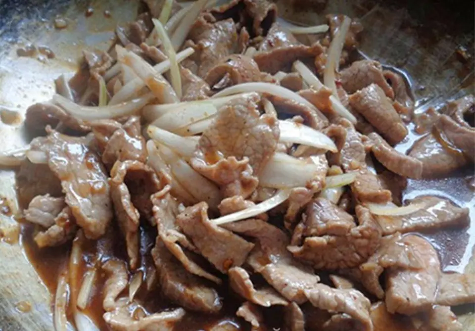 Cách làm bò sốt me nóng hổi