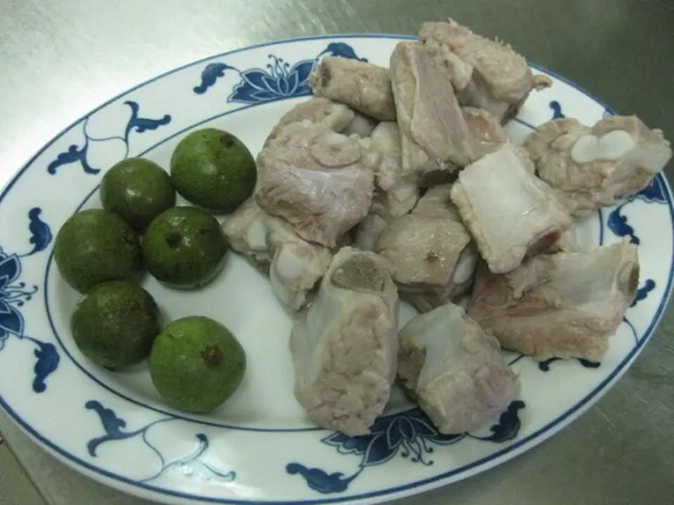 Cách làm canh sườn nấu sấu chua chua ngọt mát