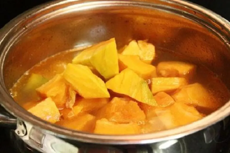 Cách làm chè bí đỏ đậu xanh nóng hổi ngày lạnh
