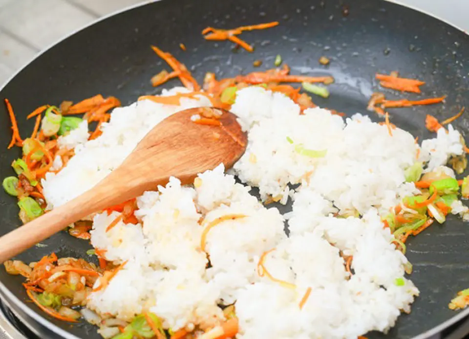 Cách làm món cơm chiên Nhật Bản hấp dẫn mới lạ