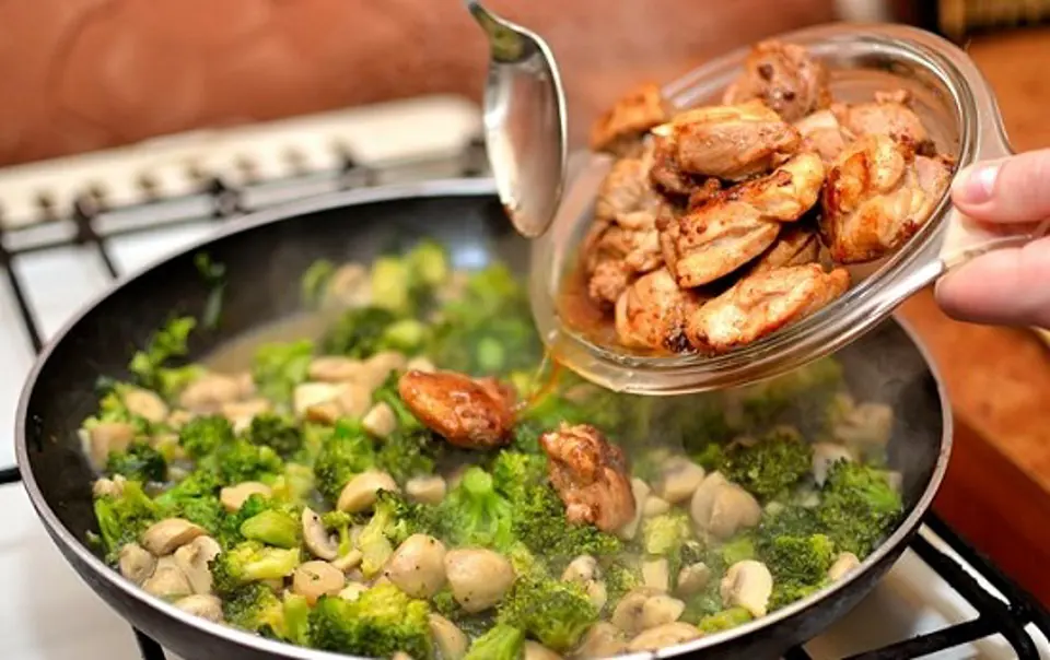 Cách làm món gà chiên sốt rau củ đơn giản